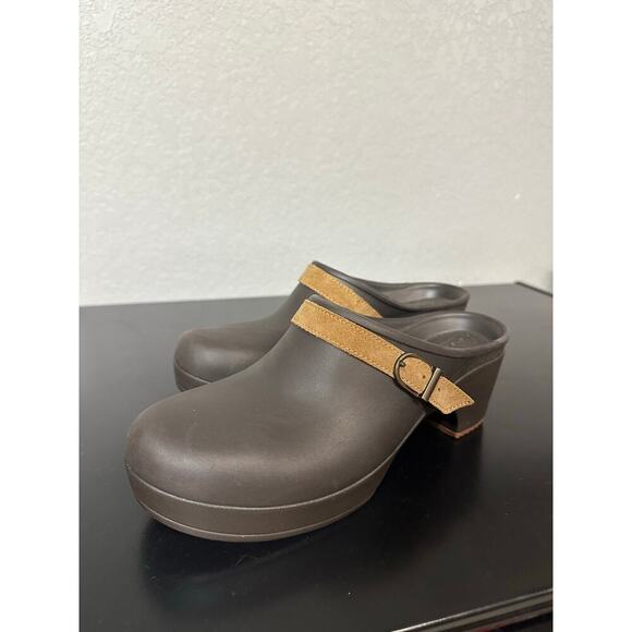 Crocs Sarah Clog Mule Dual Comfort Expresso Rubber Suede Women 10 Neutral Hobbit - Picture 1 of 13